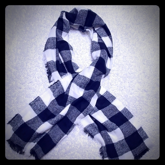 Black & White Checkered Blanket Scarf - Picture 1 of 2